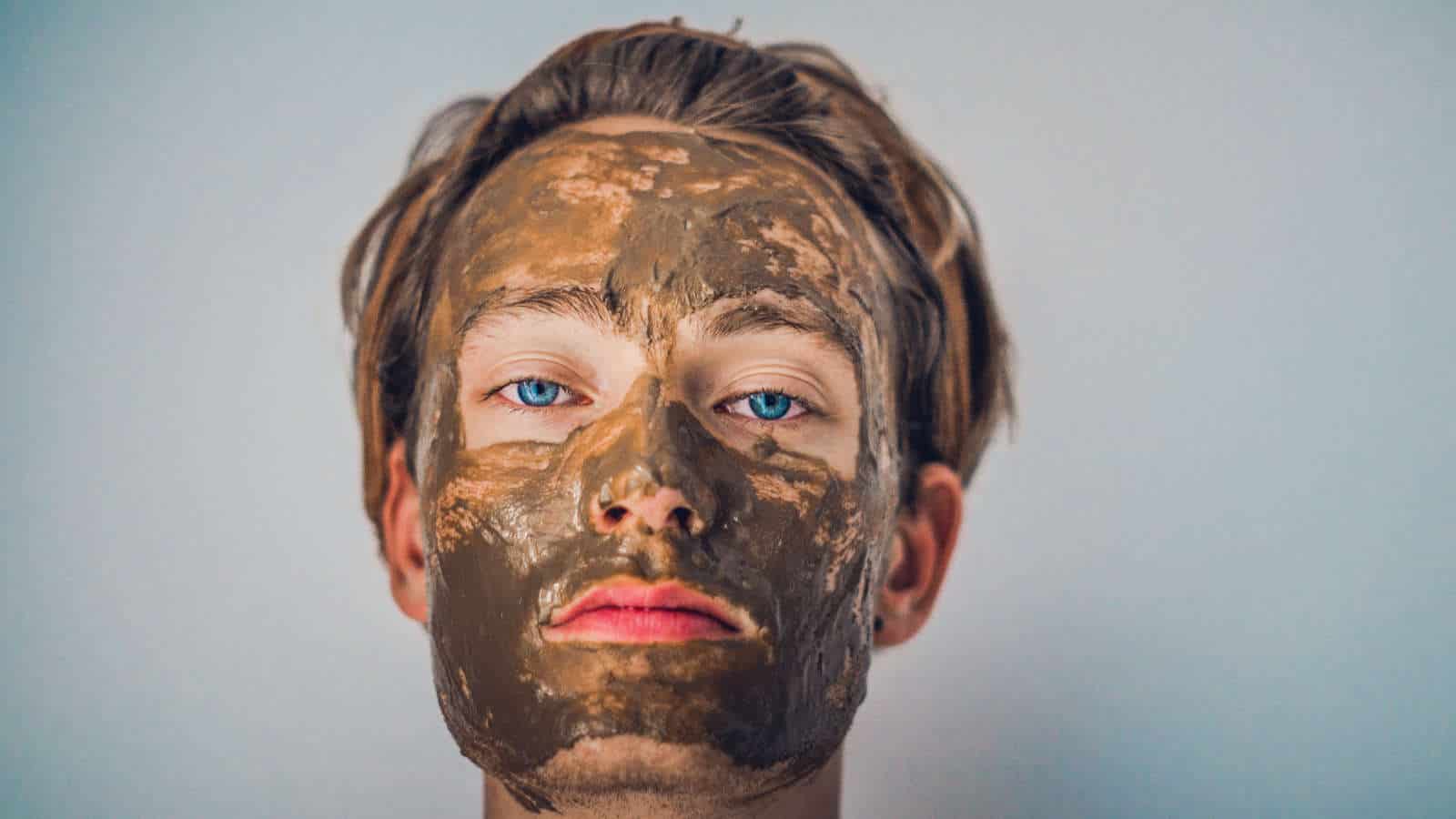 Achte dabei, dass du die Blackhead Maske nachdem sie getrocknet ist immer von unten nach oben abziehst