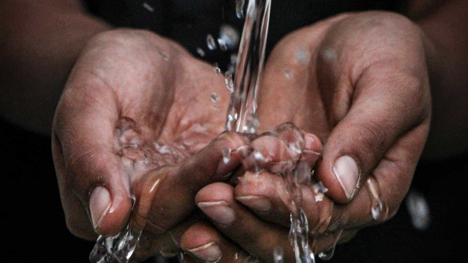 Damit die Wirkung und Haltbarkeit lange erhalten bleibt, solltest du das Silberwasser immer an kühlen und dunklen Orten lagern