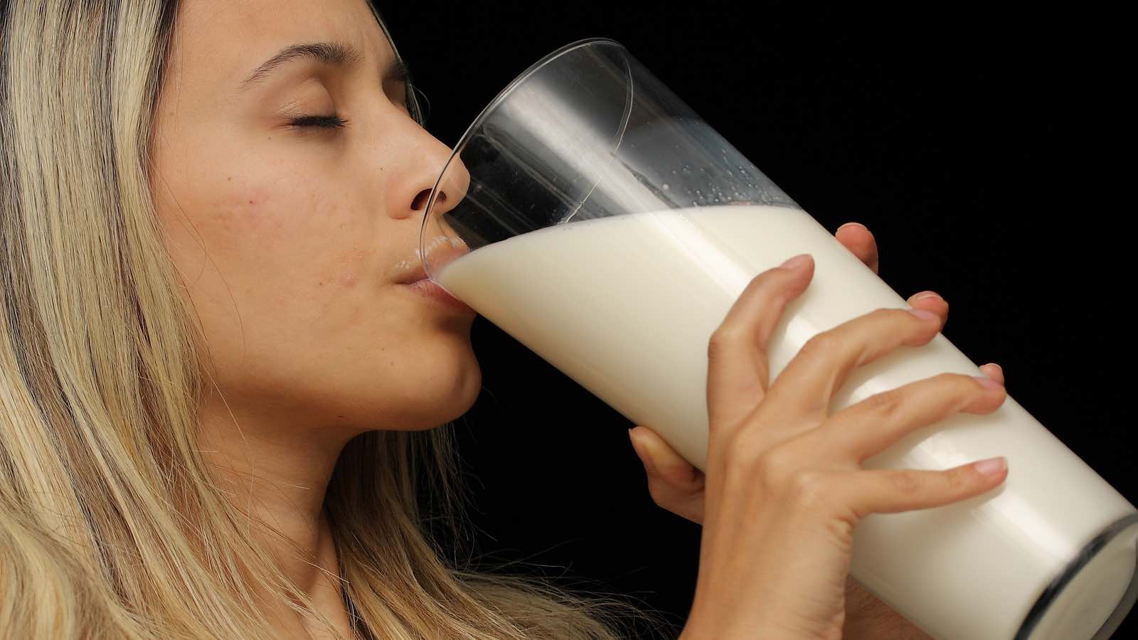 Trinke Milch gegen Knoblauchgeruch im Mund