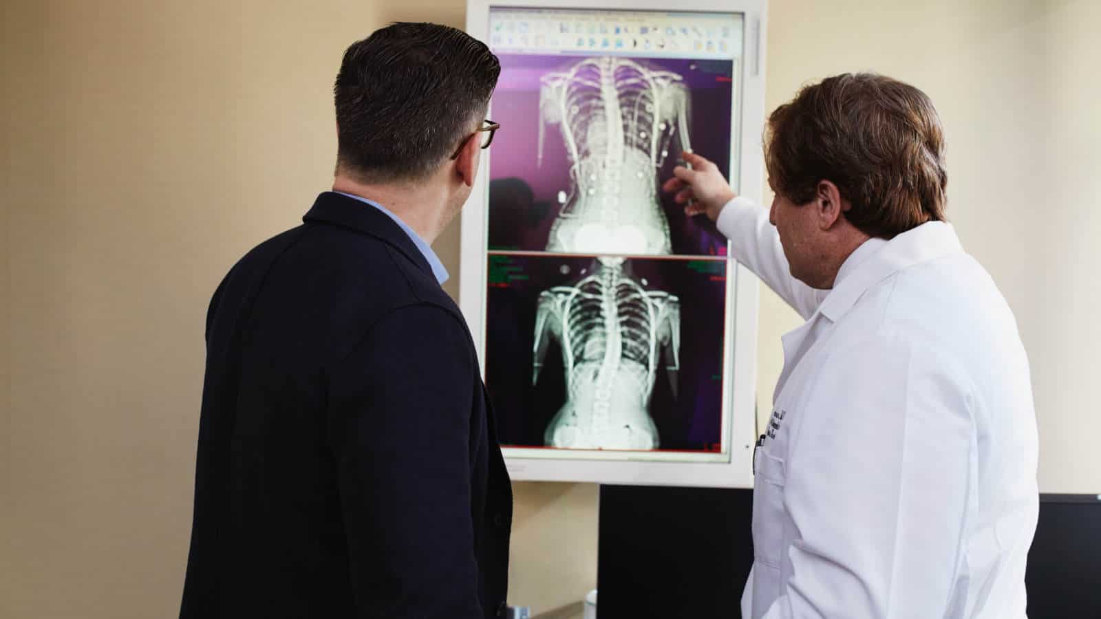 Ein Arzt kann einen CT-Scan anordnen, um die Ursache eines trockenen Hustens zu diagnostizieren.
