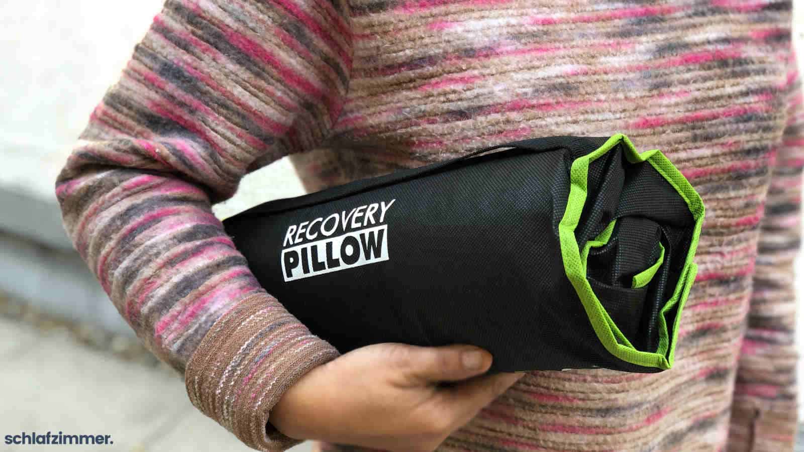 Das BLACKROLL Recovery Pillow ist zusammengerollt sehr klein und praktisch beim Transport.