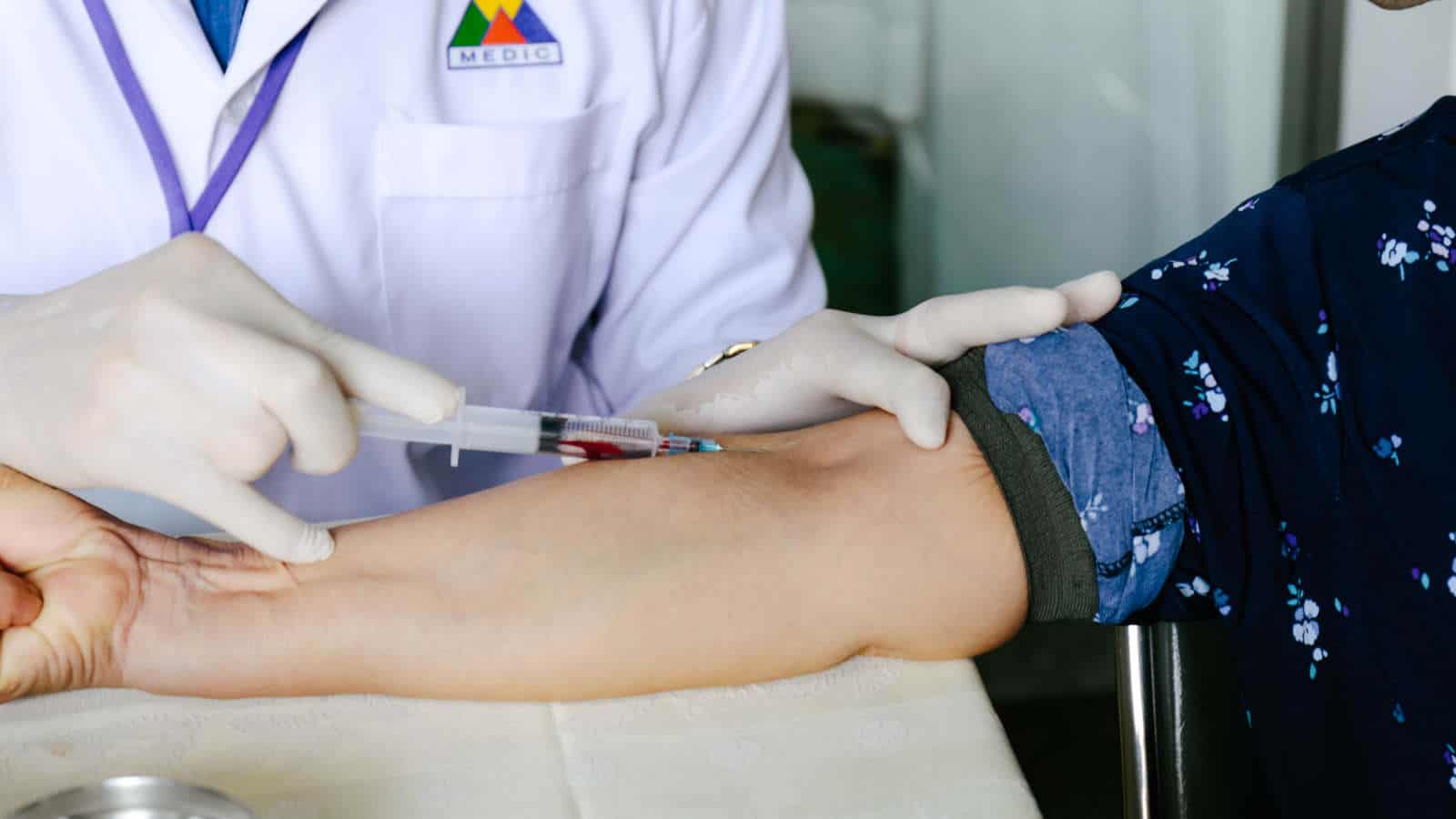 Der Pertussis-Impfstoff beugt Keuchhusten vor.