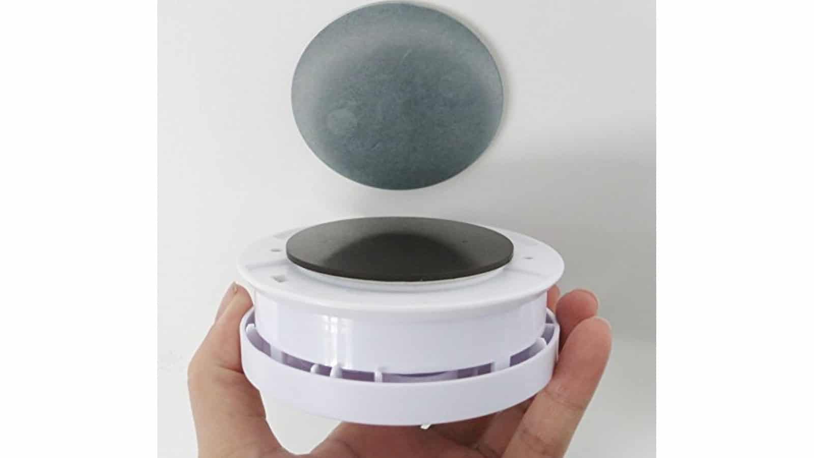 Der Rauchwarnmelder von Sebson lässt sich mit einem Kleber an der Decke befestigen