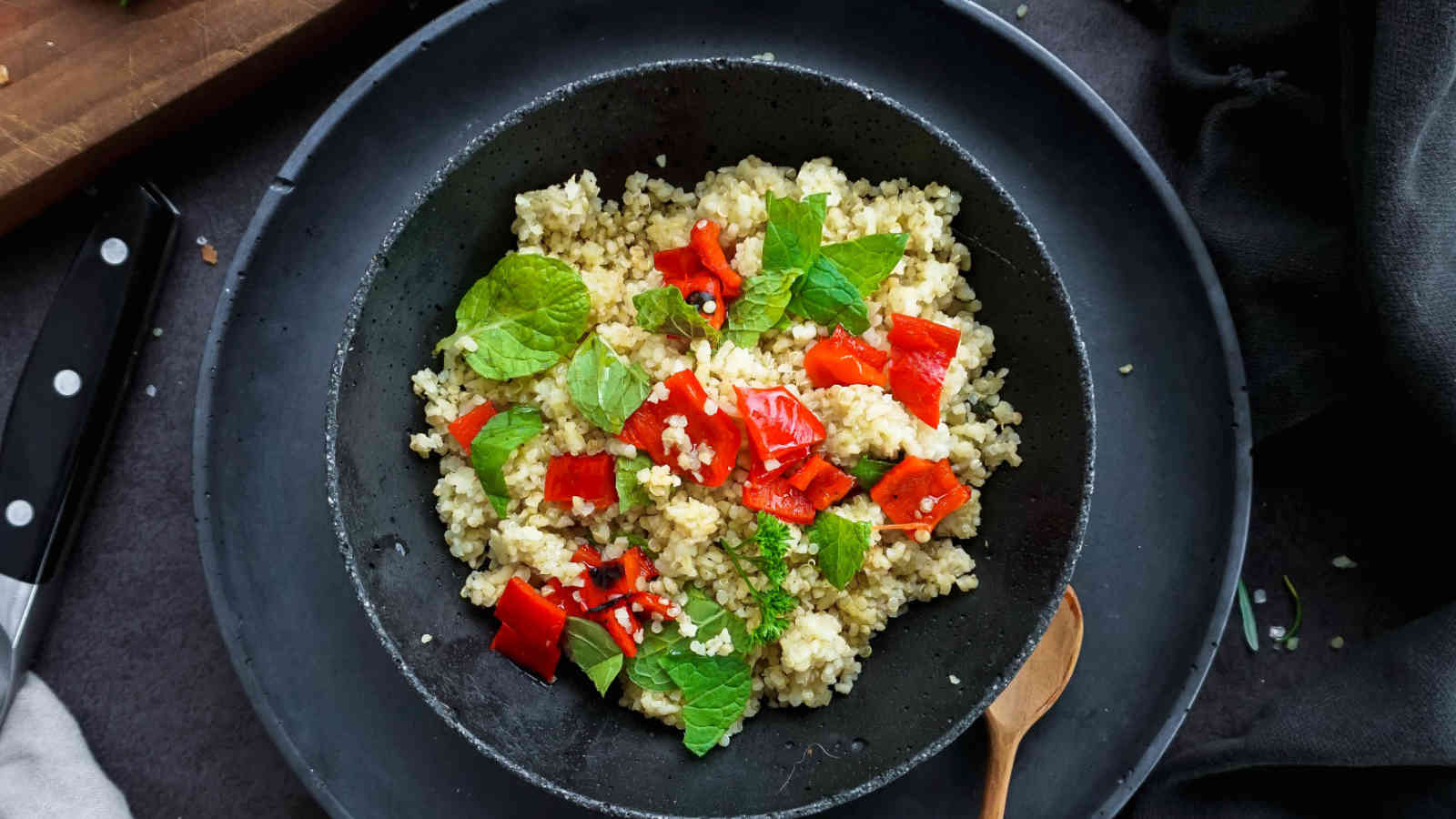 Der hohe Fasergehalt von Quinoa kann zur Verbesserung der Blutzuckerkontrolle beitragen.