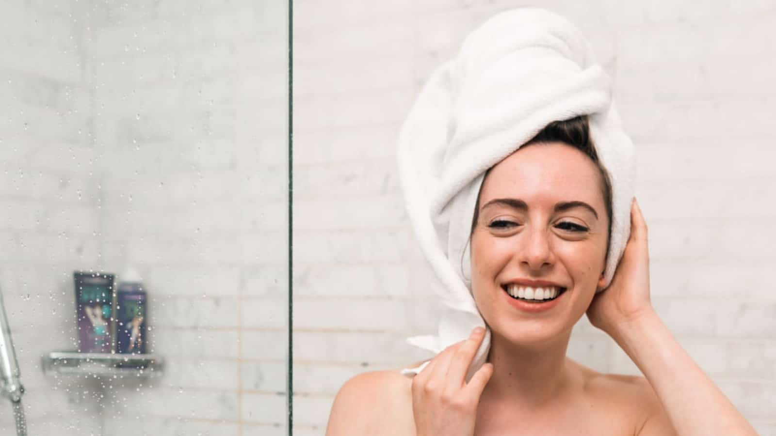 Eine Person sollte ihre Haarpflegeroutine ändern und einen Conditioner zur Behandlung von Haarbrüchen verwenden.