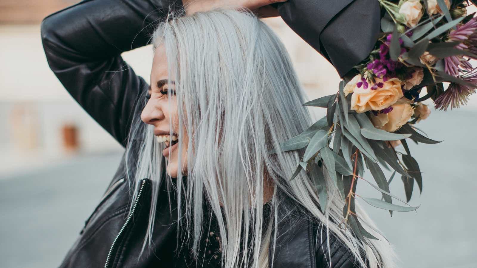 Graue Haare Rauswachsen Lassen Wie Funktioniert Es Am Besten