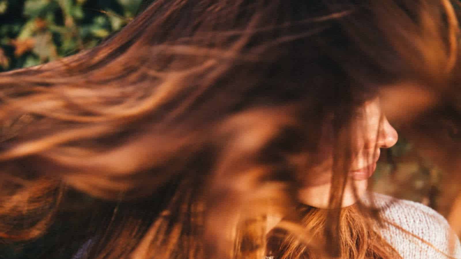 Häufige Ursachen für Haarbruch können Styling und Überbürsten sein.