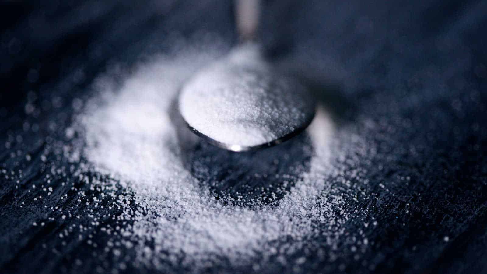 Kannst du deine Zuckergewohnheit überwinden? Einige Zuckerentgiftungspläne fordern dich auf, alle Süßigkeiten zu meiden. Das bedeutet alles Obst, Milchprodukte und raffinierte Getreide.