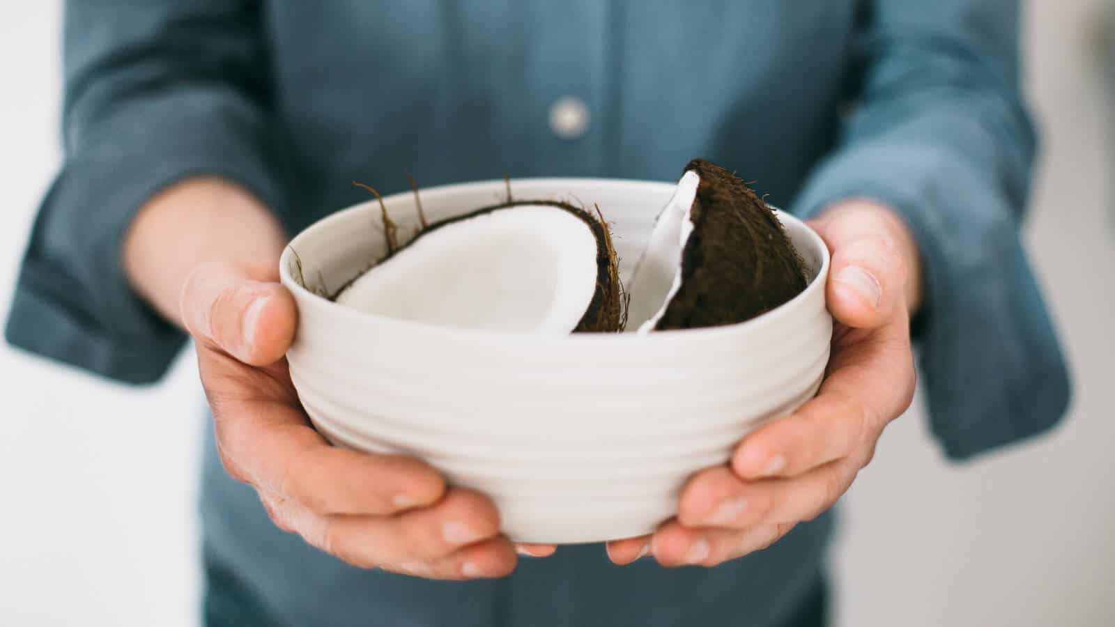Kokosöl ist eine häufige Behandlung für Menschen mit trockener Haut und trockenem Haar.