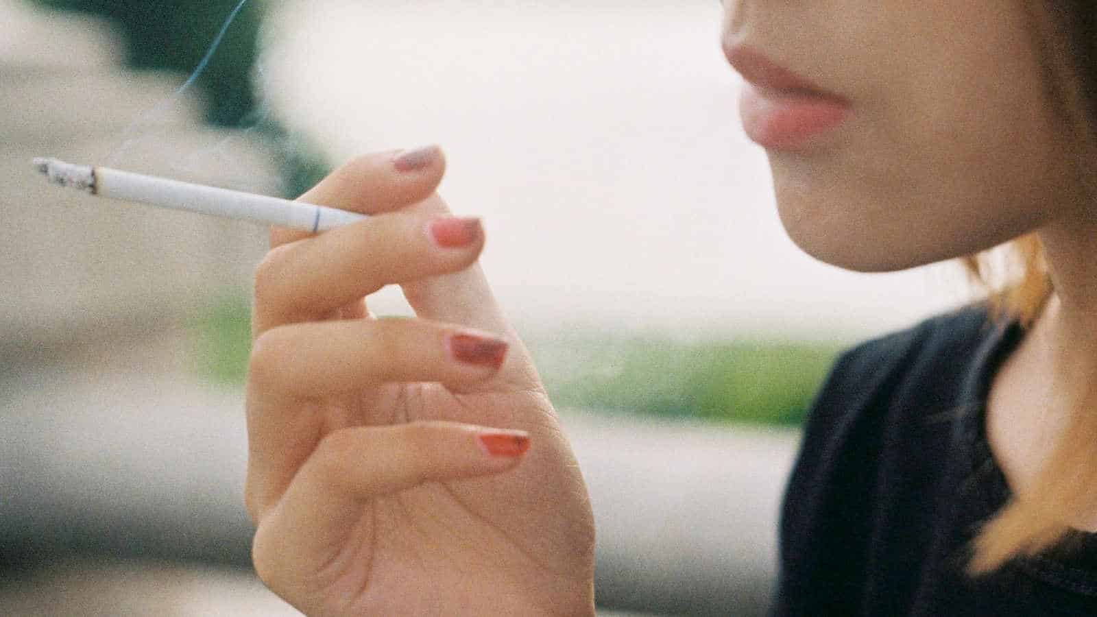 Kurzatmigkeit und Brustschmerzen können Symptome sein, die neben einem Raucherhusten auftreten.