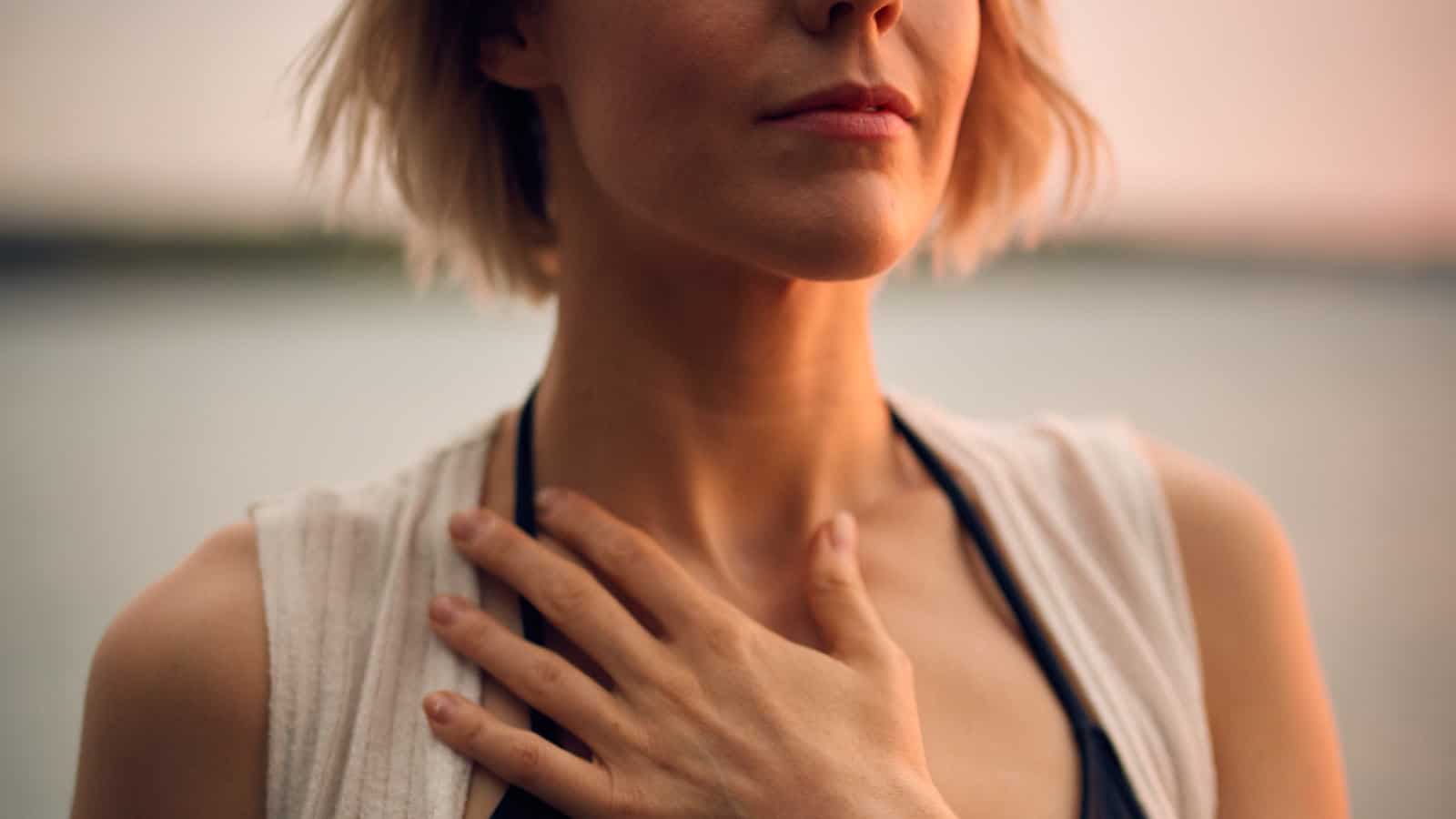 Mögliche Ursachen für einen trockenen Hals sind Allergien, Dehydration und Mandelentzündung.