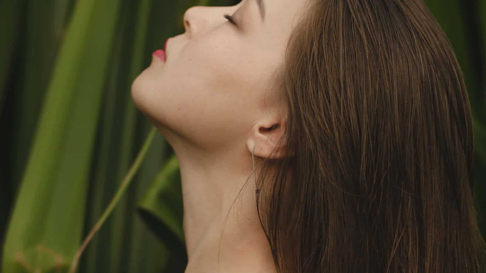 Nasale Entstauungsmittel können bei der Behandlung von durch Heuschnupfen verursachtem trockenem Hals hilfreich sein.