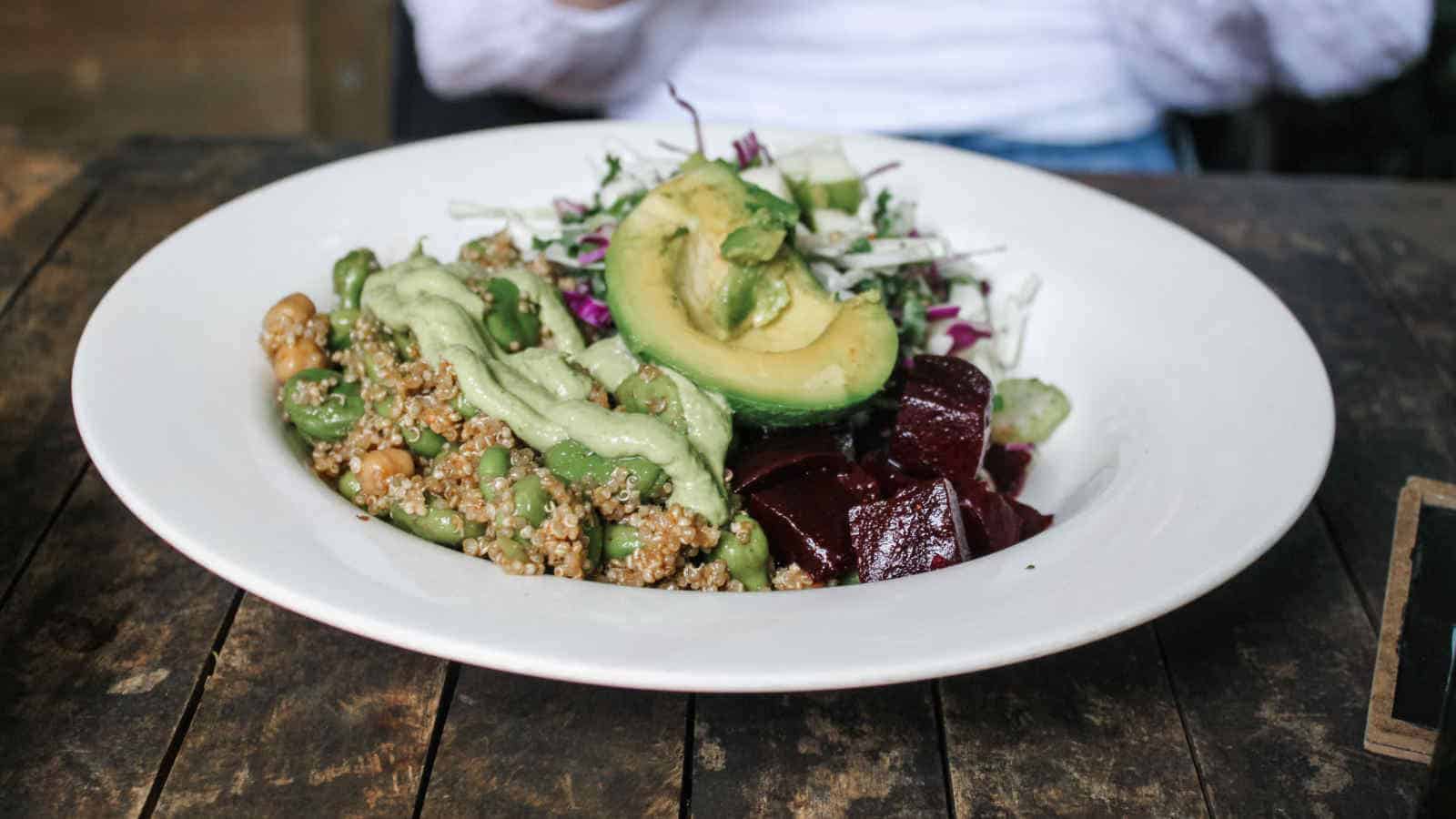 Quinoa ist eine vielseitige Zutat und kann in verschiedenen gesunden Rezepten verwendet werden.