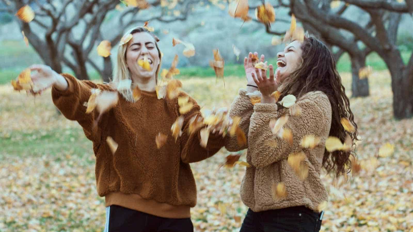 Süße Freundschaftssprüche bringen ein Lächeln ins Gesicht
