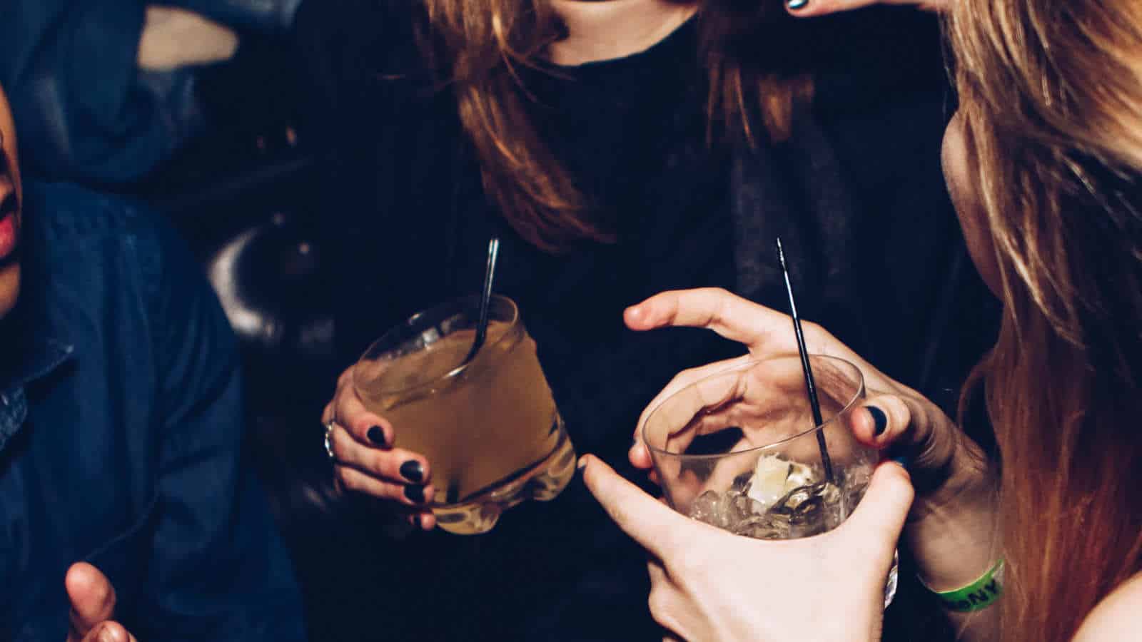 Trinken und Rauchen sind häufige Auslöser von Schluckauf.