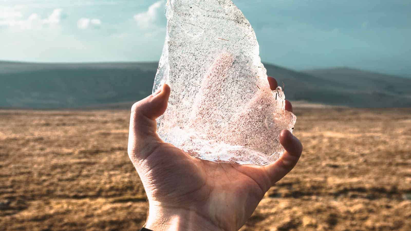 Unterkühlung tritt auf, wenn der Körper nicht genug Energie produzieren kann, um sich warm zu halten. Besonders ältere Menschen und Kinder sind anfällig.