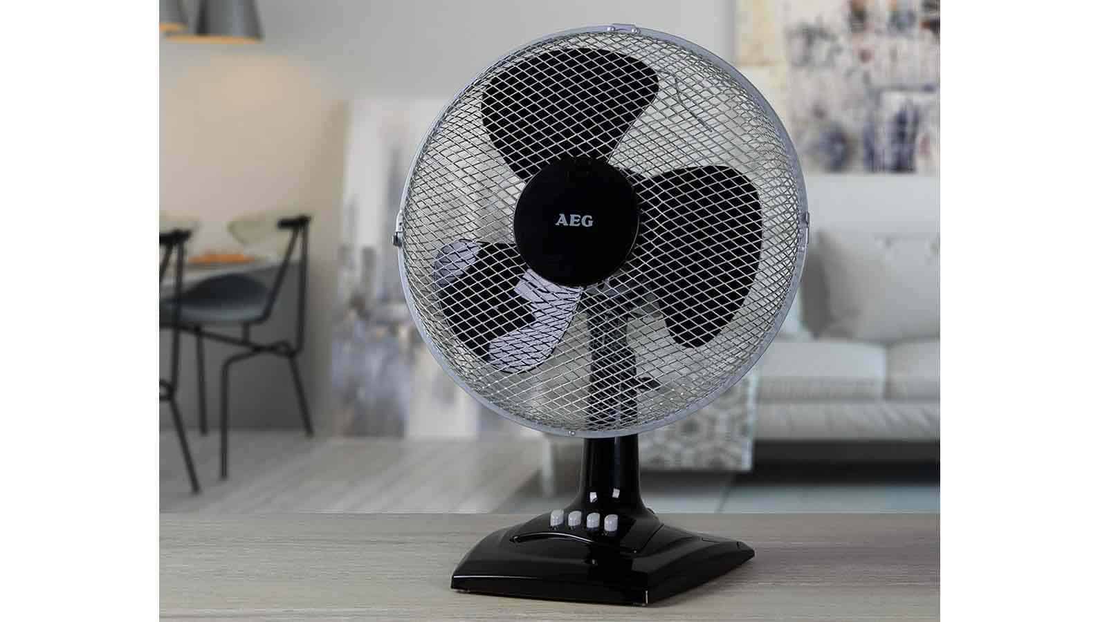 VL 5529 2in1 Tischventilator von AEG auf einem Tisch