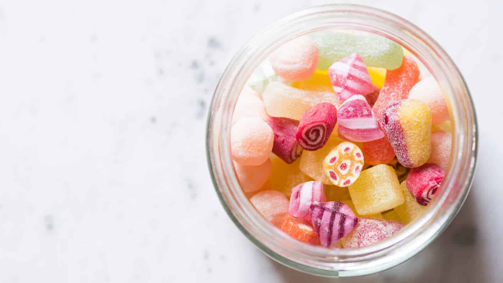 Zucker treibt jede Zelle im Gehirn an. Dein Gehirn sieht Zucker auch als Belohnung, weshalb du immer mehr davon willst.