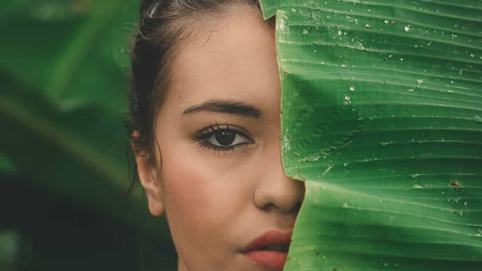 Der Alterungsprozess oder hormonelle Ungleichgewichte können zu einem Haarausfall der Augenbrauen führen.