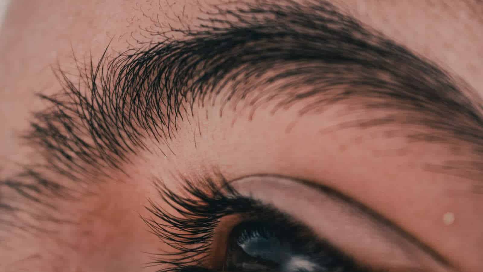 Ein Arzt kann eine Blutuntersuchung der Schilddrüsenhormonspiegel T3 und T4 anordnen.