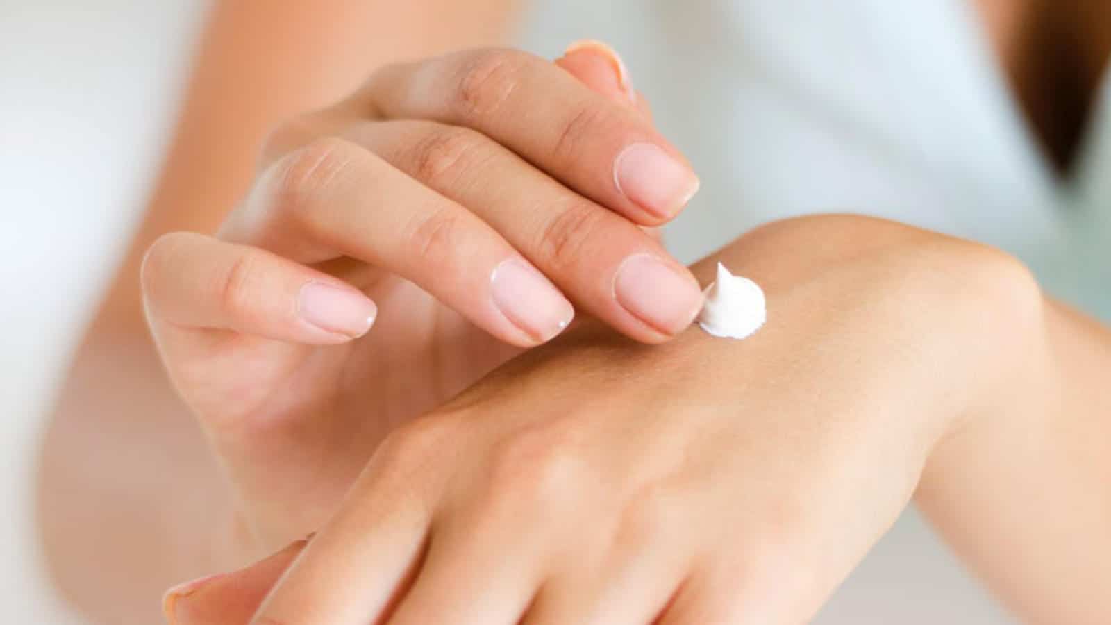 Zur Behandlung von Akne ist eine Vielzahl von steroidalen und nichtsteroidalen Cremes und Gelen erhältlich, von denen viele wirksam sind.