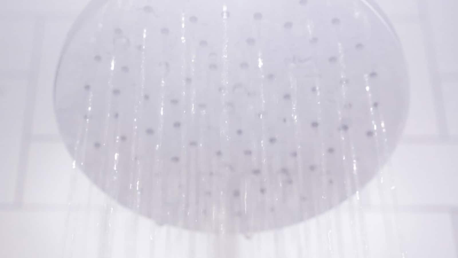 Eine Person kann durch eine kurze kalte Dusche positive Effekte erzielen.