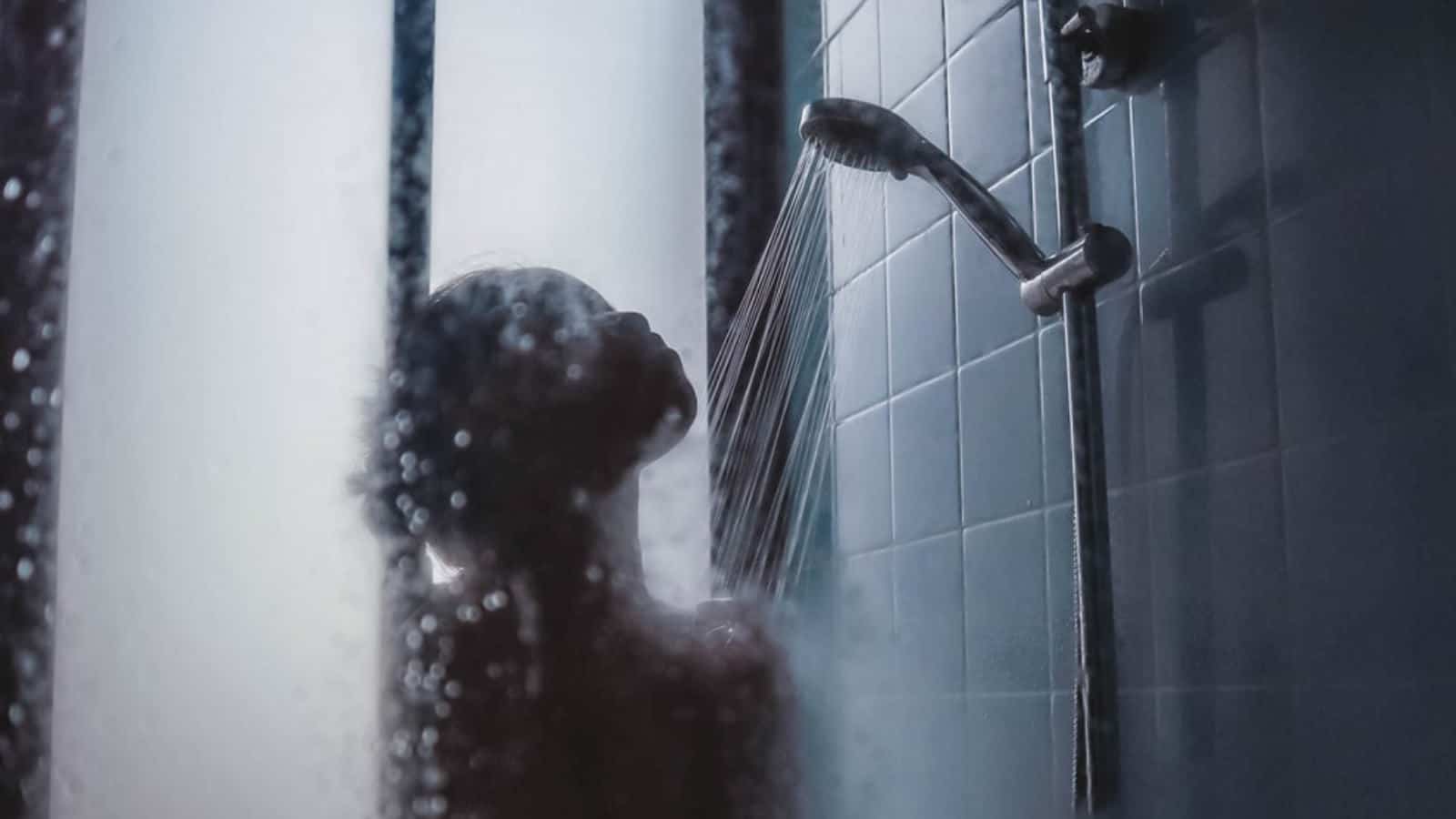 Zu den Vorteilen einer Kaltwasserdusche können eine erhöhte Herzfrequenz und eine erhöhte Atemfrequenz gehören.