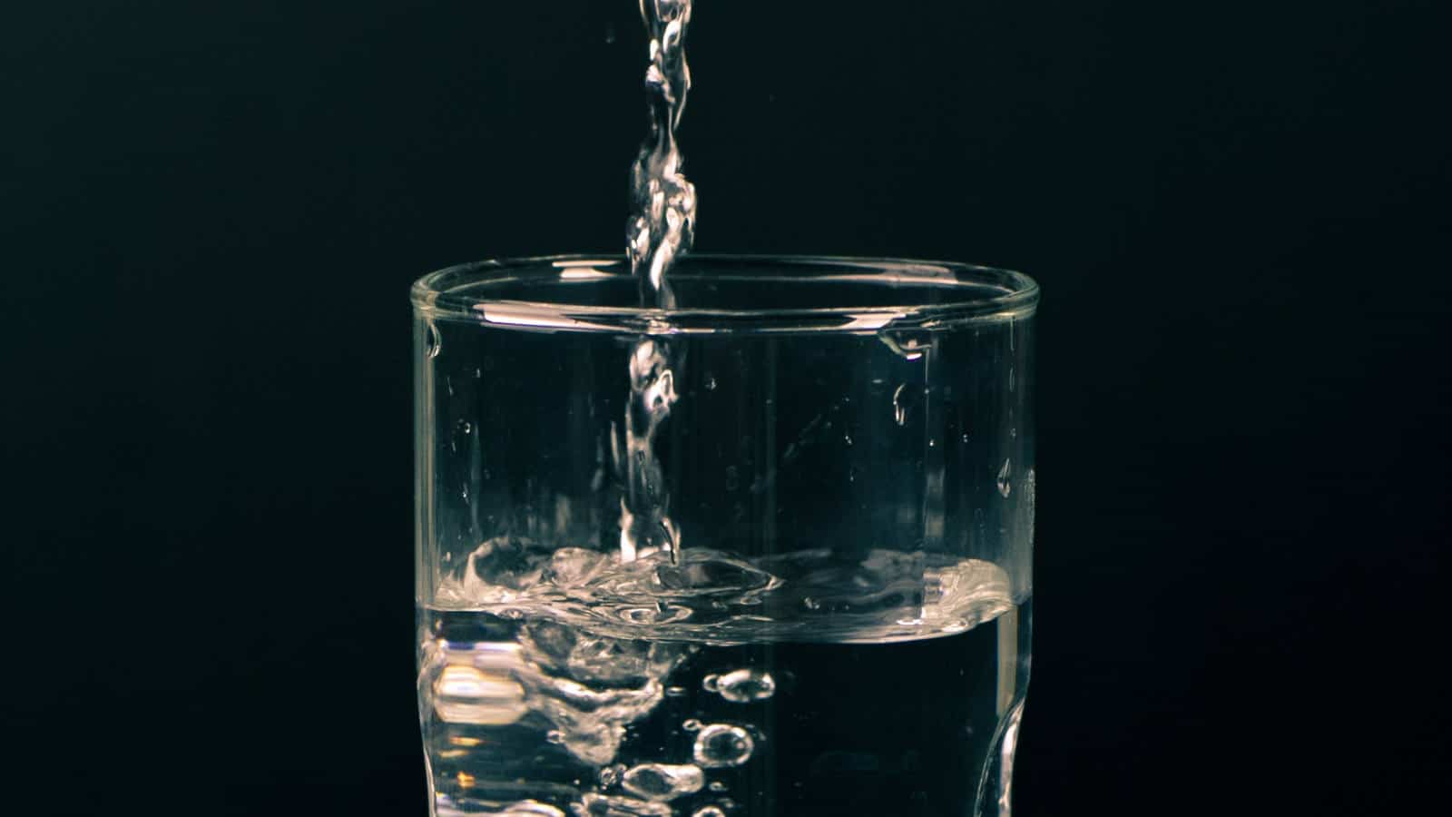 Trinke warmes Wasser direkt nach dem Aufstehen auf nüchternem Magen.