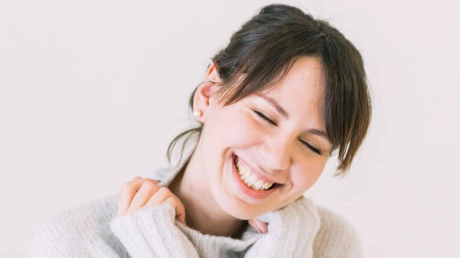 Vermeide viel Salz und Zucker, um mögliche Wassereinlagerungen im Gesicht zu minimieren : reduzieren.