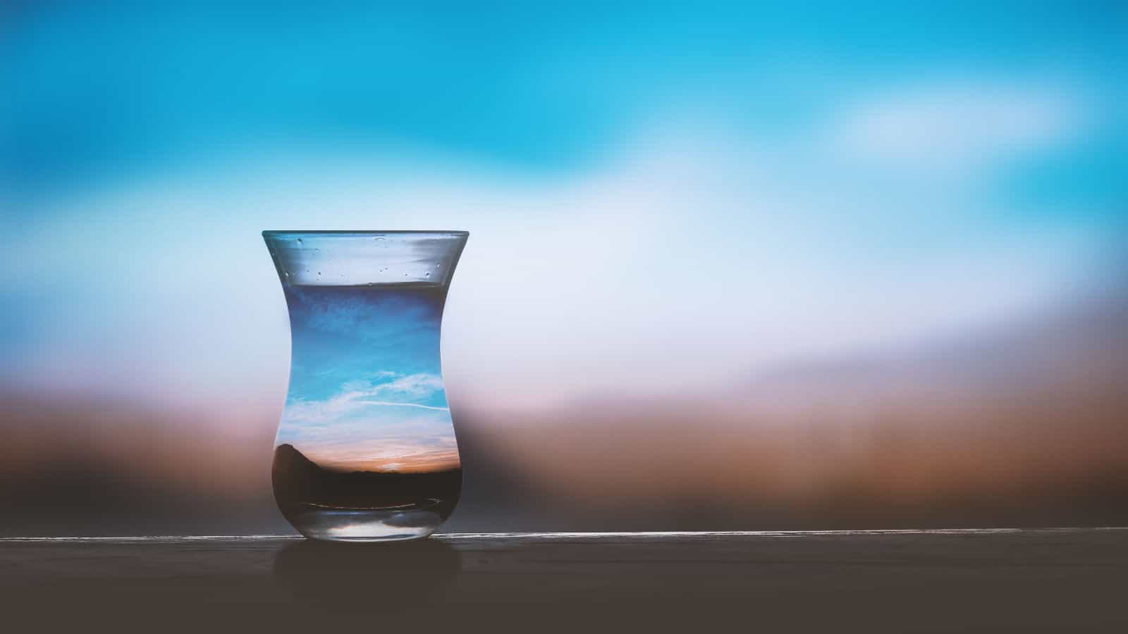 Warmes Wasser bei einer Erkältung zu trinken, kann auch sehr positiv deinem Körper entgegenkommen.