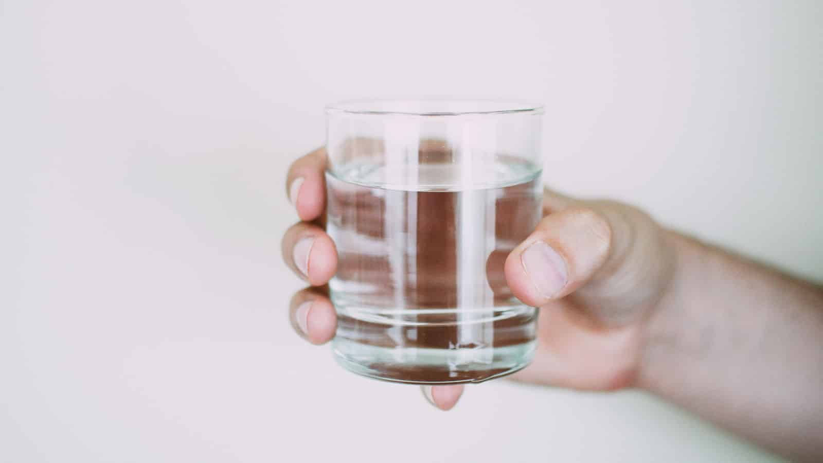 Warmes Wasser trinken, hat sehr viele positive Vorteile für deinen Körper. Unteranderem auch der Punkt, dass dein Stoffwechsel besser angeregt wird.