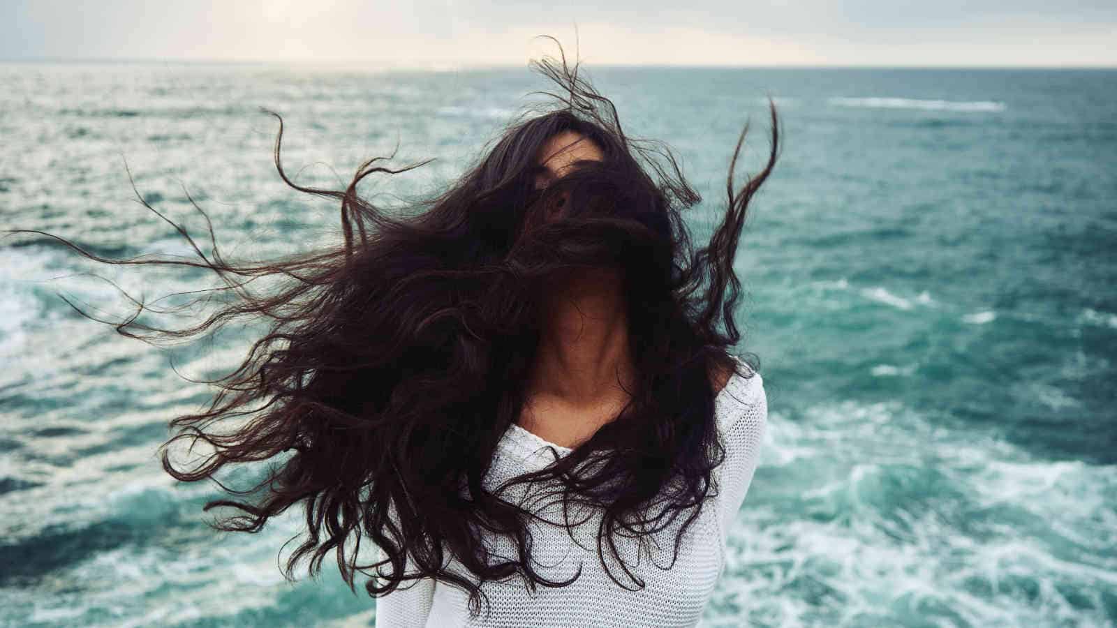 Haarwasser ist für problematische Kopfhaut geeignet.