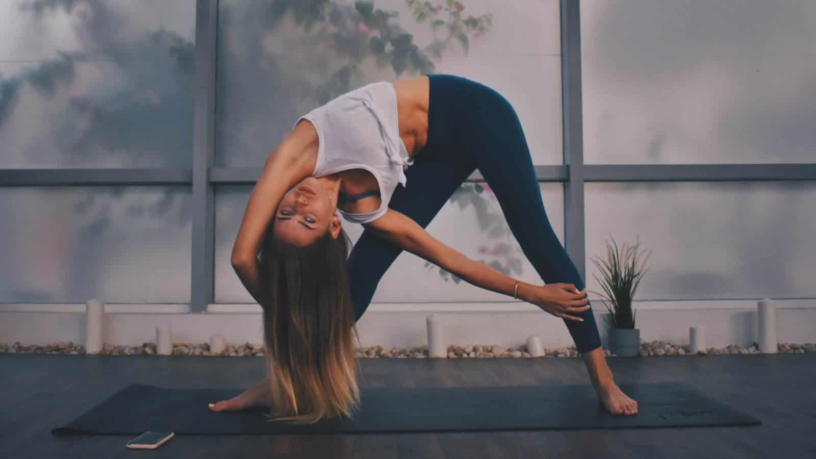 Versuche deine Yogamatte Barfuß zu nutzen, wenn sie für dich etwas rutschig ist.