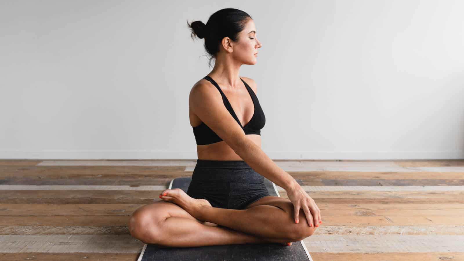 Wenn du oft auf Reisen bist und deine Yogamatte nnicht missen möchtest, dann solltest du dünne Matten auswählen.