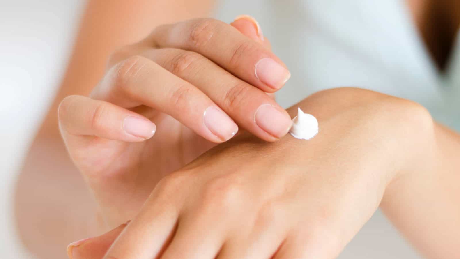 Begehe nicht den beliebten Fehler, deine Bräune durch Bräunungscreme mit einem groben Peeling wegzupeelen.