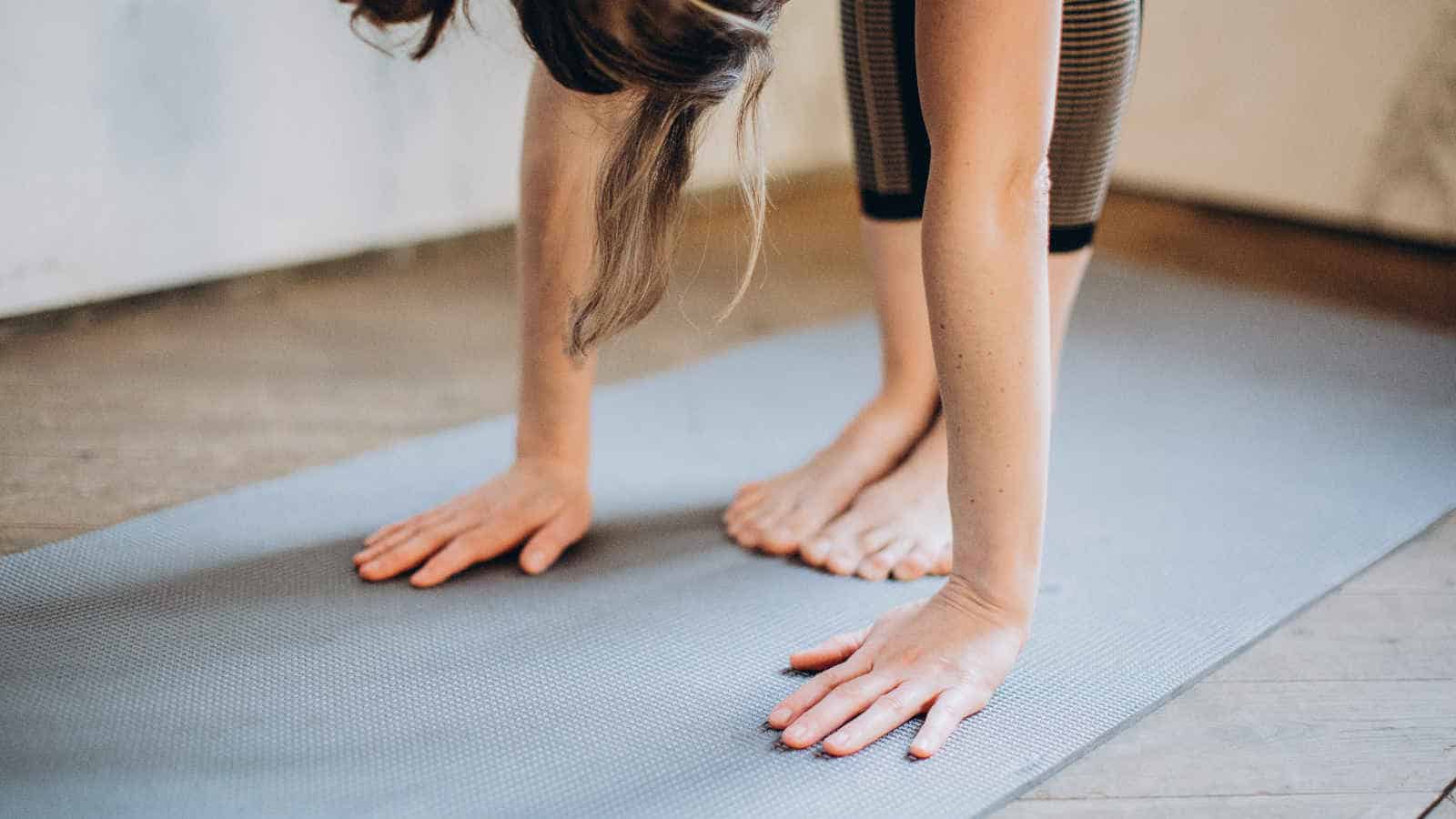 Eine Fitnessmatte schont deine Gelenkte. Zudem kannst du damit auch dein Boden vor Schäden schützen.