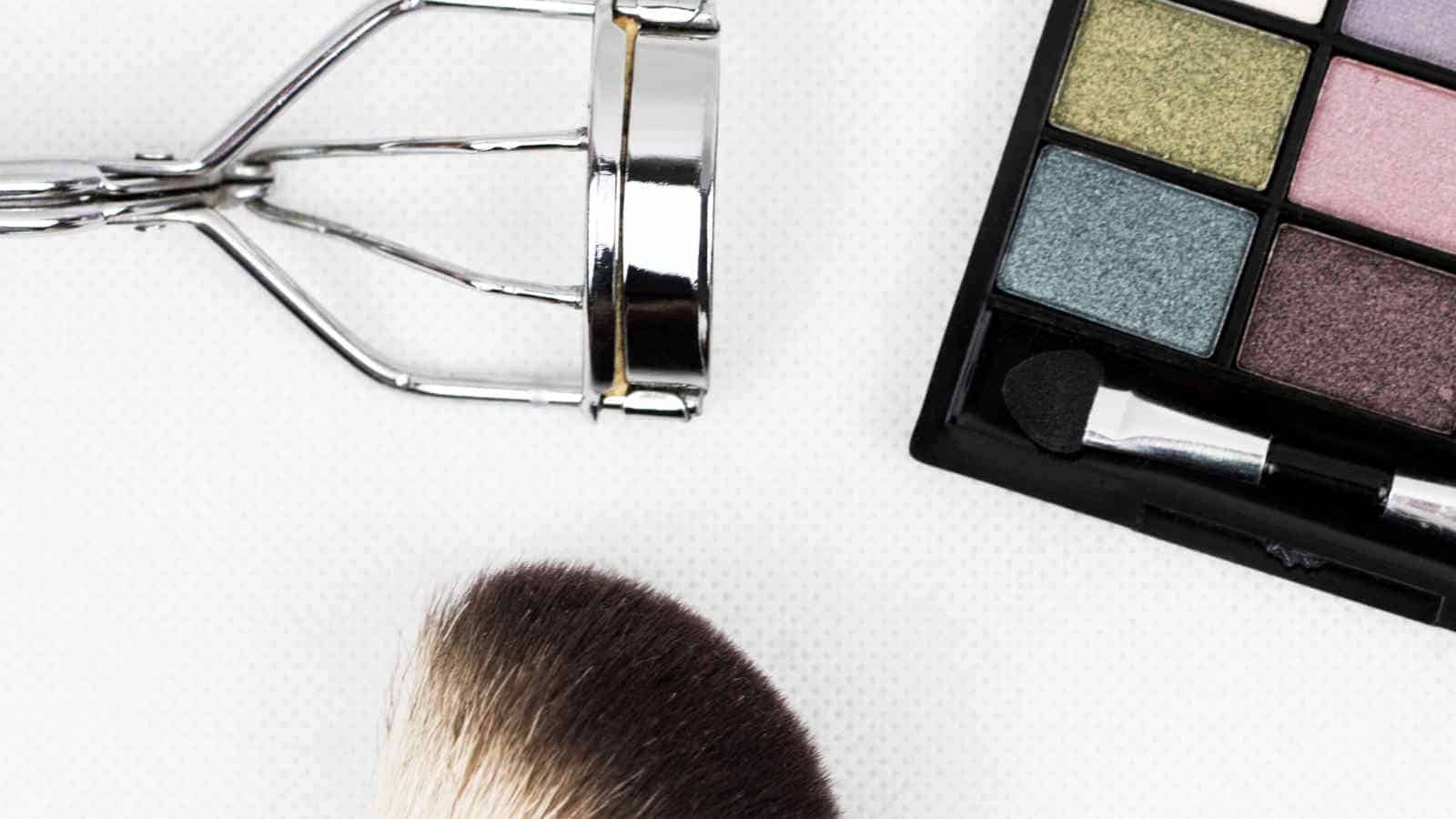 Eine aufgewärmte Wimpernzange hilft deinen Wimpern in Schwung zu kommen. Das kannst du mit einem Föhn erreichen oder aber auch mit einer beiheizbaren Wimpernzange.