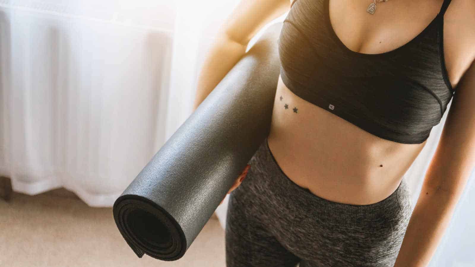 Eine etwas längerer UV-Strahlung auf deine Fitnessmatte hilft dabei, wenn deine Matte nicht so rutschfest ist.