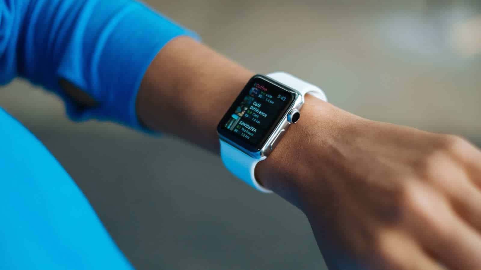 Eine sehr beliebte Fitnessuhr ist die AppleWatch. Diese Uhr ist ebenso auch für den täglichen Gebrauch gut geeignet.