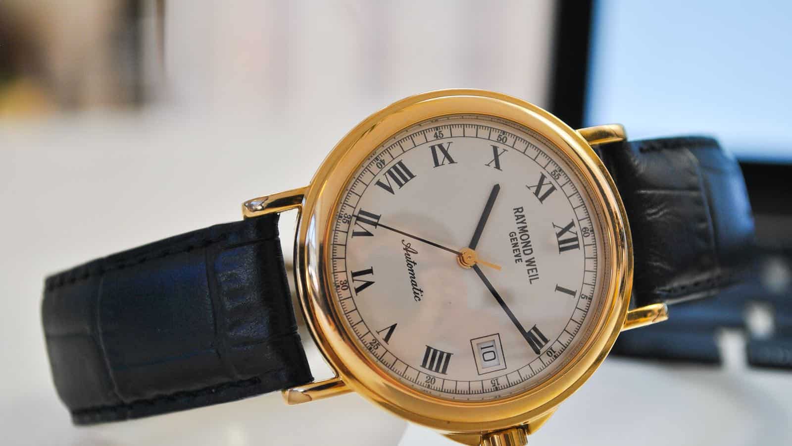 Bei Bändern aus Rauleder solltest du auch fettige Substanzen wie Handcreme und Wasser vermeiden. Es gibt sogenannte „Wasserdichte Lederarmbänder“ die einfacher in der Pflege sind und länger halten.