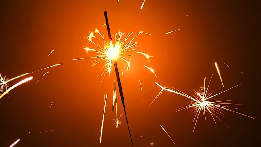 Kleine Feuer sind eher harmlos und voller Emotionen, wobei große Feuer im Traum, eine Lust oder Gefahr bedeuten kann.