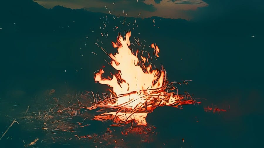 Flammen im Traum können eine baldige Beziehung vorhersagen oder einen Abschluss deiner jetzigen Liebessituation.