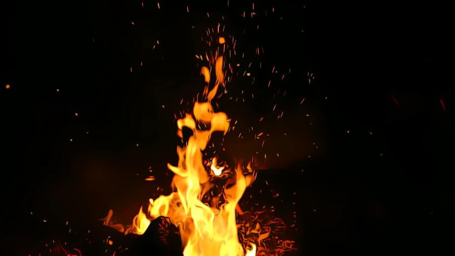 Feuer in Verbindung mit einem Brand im Traum sehen.
