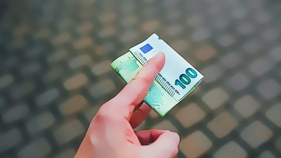 Eine andere Deutungsvariante besagt, dass Geld essen im Traum den Wunsch nach der Aufnahme bestimmter Werte ausdrückt. Welche das sind, verraten dir die weiteren Traumsymbole!