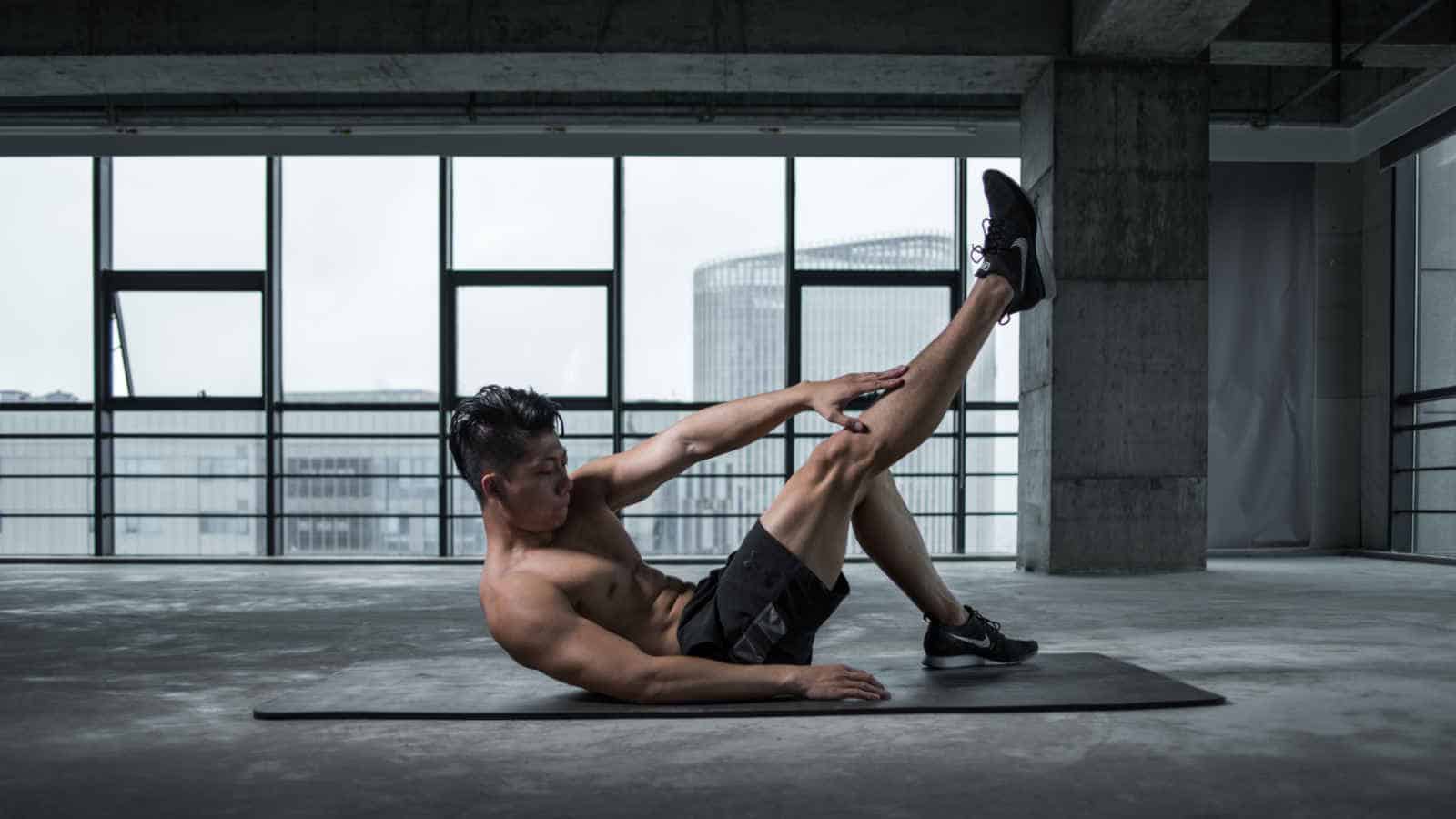 Wenn du dynamische Turnübungen auf der Fitnessmatte absolvieren willst, sollte deine Fitnessmatte dick sein. Über 0,8 Zentimeter.