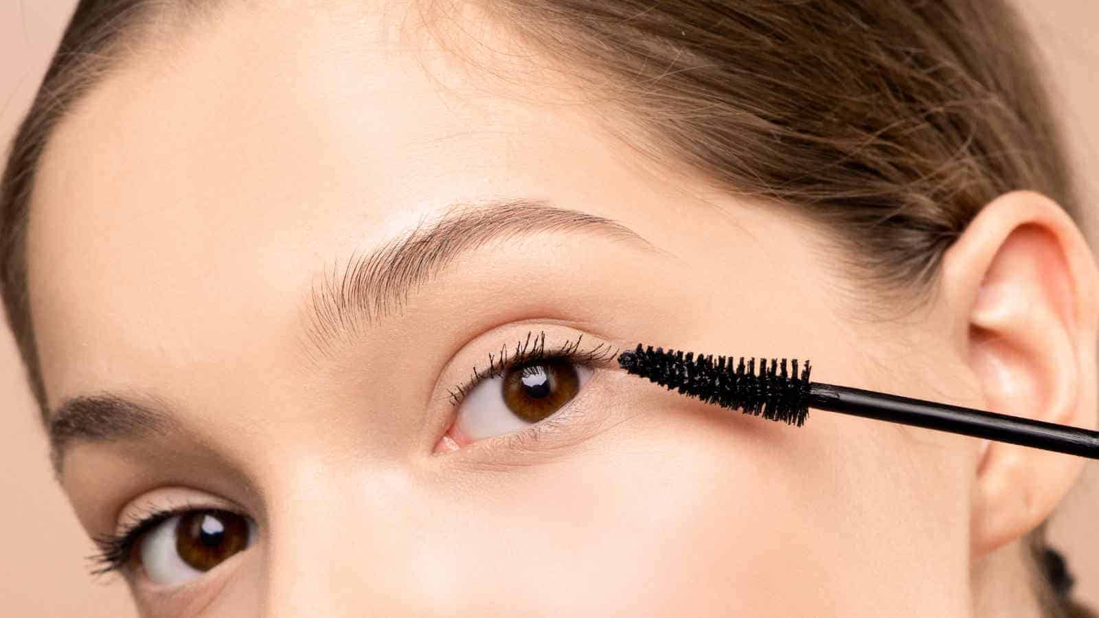 Wimpernzangen können von 3 Euro bis zu 80 Euro kosten. Oftmals entscheidet das verwendete Material und die dahinterstehende Marke den Preis.