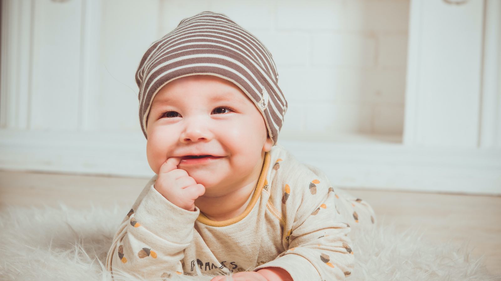 Benutze ein Schlafsack, um dein Baby in die gewünschte Schlaflage zu platzieren.