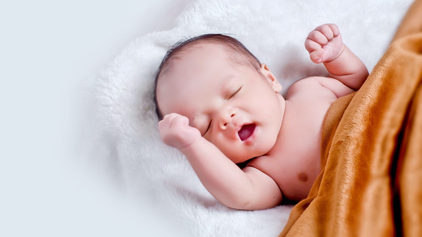 Es gibt insgesamt drei verschiedene Schlafpositionen für Babys. Rückenlage, Bauchlage und Seitenlage. Die Rückenlage ist die beste Schlaflage.