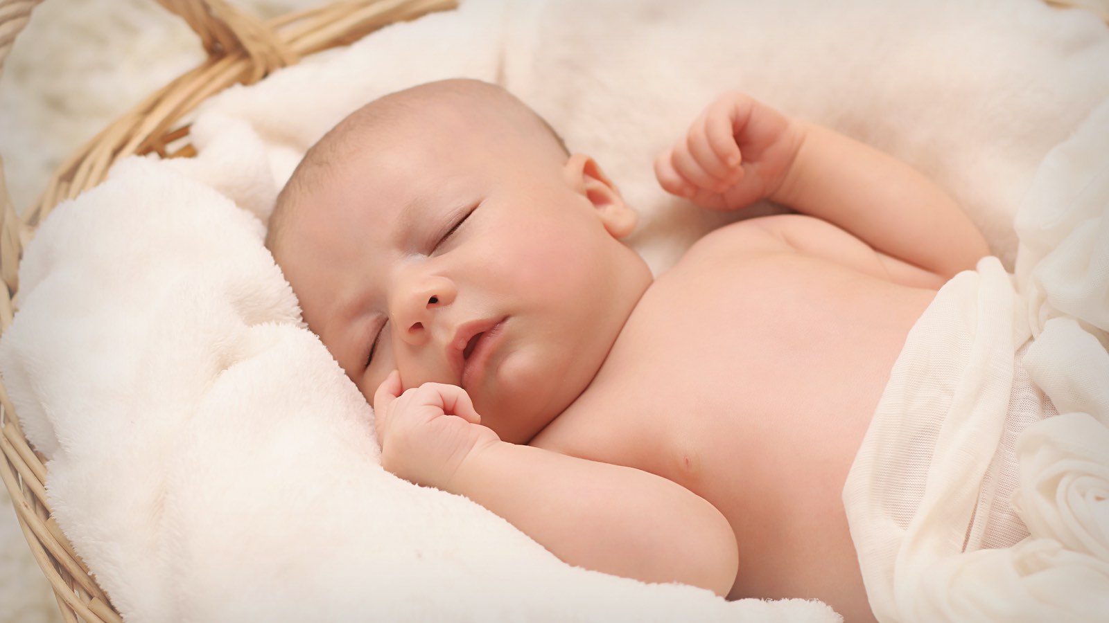 Damit dein Baby sicher schlafen kann, darf das Kinderbett keine spitzen Ecken oder scharfe Kanten haben, an denen es sich verletzen könnte.