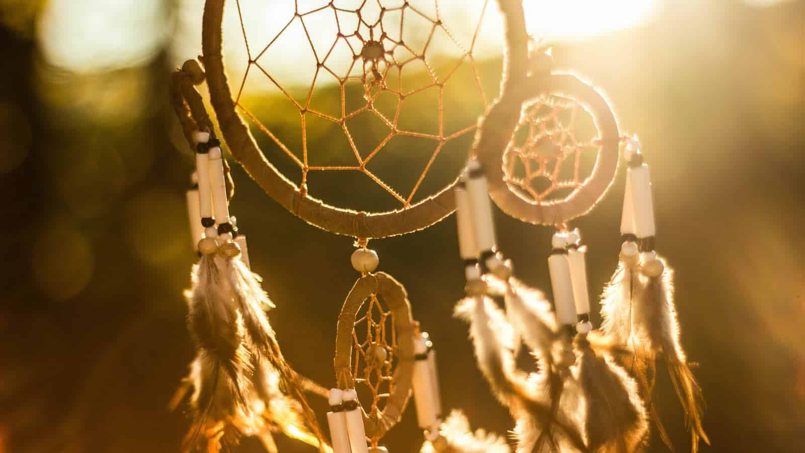 Luzides Träumen werden auch als Klarträume bezeichnet. Diese Träume kannst du beeinflussen und wirst sie stark wahrnehmen.